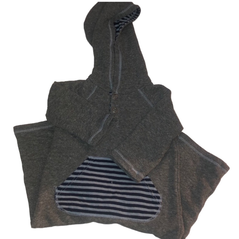 Romper with hoodie gray and blue. 6-12 M 🛍